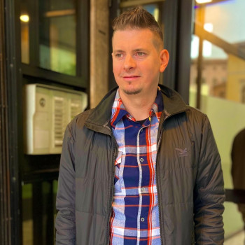 Massimiliano, uomo realizzato e benestante