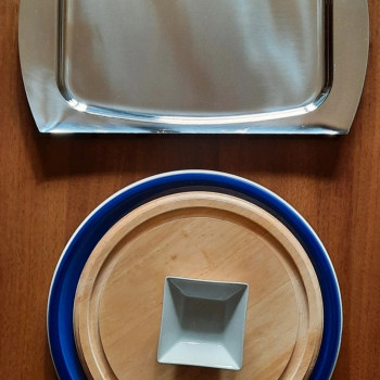 Piatto con tagliere, vassoio acciaio e ciotola ceramica 
