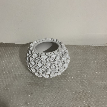 Portavaso in ceramica bianca lavorata