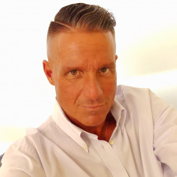 MASSAGGIATORE ESEGUE MASSAGGI 