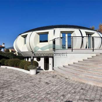 Prestigiosa Villa dal design architettonico unico a Moriago della Battaglia