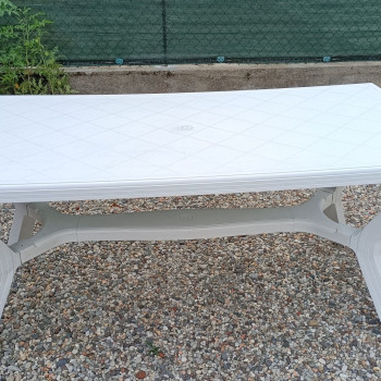 Tavolo da giardino bianco