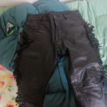 Pantaloni in pelle con frange fatto da sarto