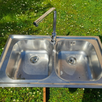 Lavello da cucina doppia vasca con miscelatore