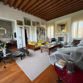MIRA Appartamento posto al primo primo con 4 camere 