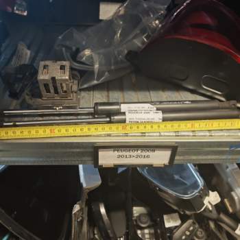Pistone dx portellone PEUGEOT 2008  del 2014