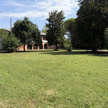 ORIAGO VILLA DIVISA IN 2 UNITA' CON 5400MQ DI GIARDINO