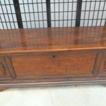 Cassapanca in noce del 1700 