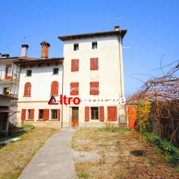 LENTIAI. Porzione terra-cielo di grande volumetria a Borgo Valbelluna