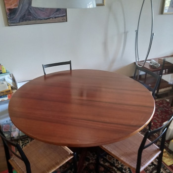Vendo tavolo rotondo con quattro sedie. Anni sessanta.