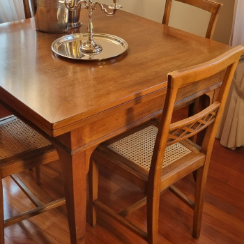 Tavolo noce massiccio apribile, con 4 sedie, perfetto.