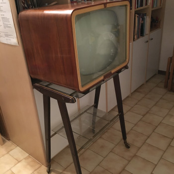 Televisione anni 50 con carrello