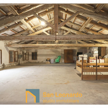 Villa di campagna disposta su tre piani, con ampio parco verde di oltre 1600mq