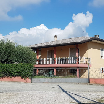 VENDESI CASA SINGOLA