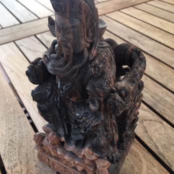 Statuetta in legno esotico, molto pesante, intagliata  a mano.