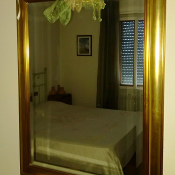 Specchio con preziosa cornice colore oro 